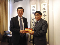 中大校長沈祖堯教授（左）向台灣教育部王作臺主任秘書（右），致送紀念品